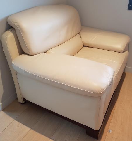 Vend canapés 3 pièces cuir couleur crème