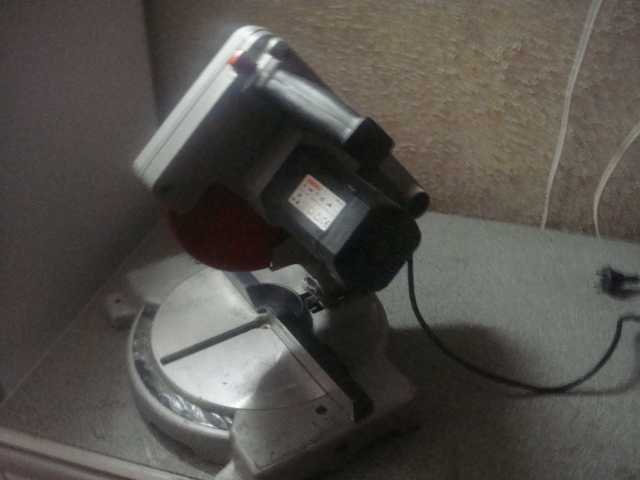 Scie à onglets électrique