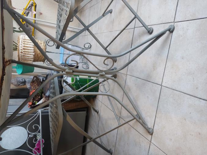 Table fer forgé avec 2 chaises