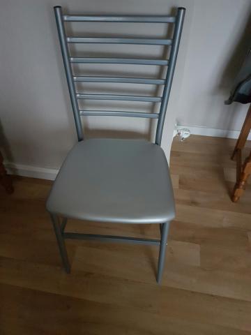 Chaises metal gris + siege en mousse 