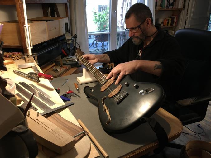 LUTHIER INSTRUMENTS À CORDES PINCÉES.