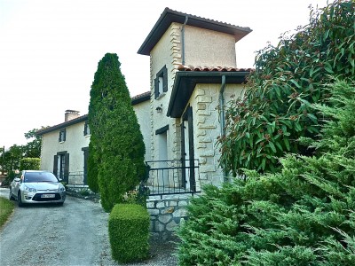 Maison avec un belle vue, trois chambres, dépendances et jardin tout cloturé 