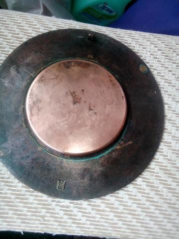 Belle assiette en cuivre rouge