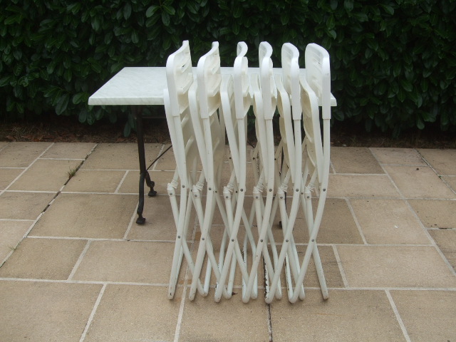Table bistrot & chaises