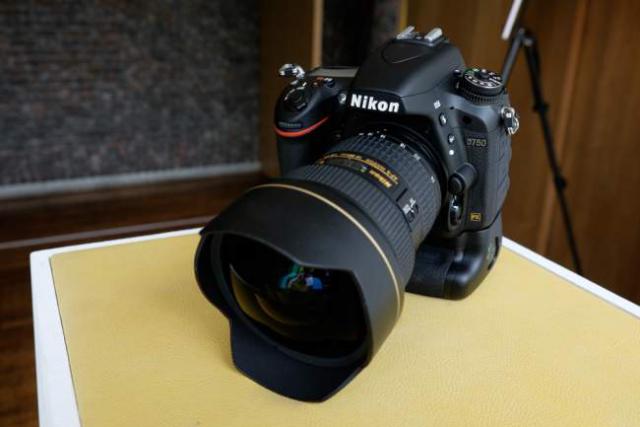 Nikon D750 DSLR appareil photo avec objectif 24-120mm €2250