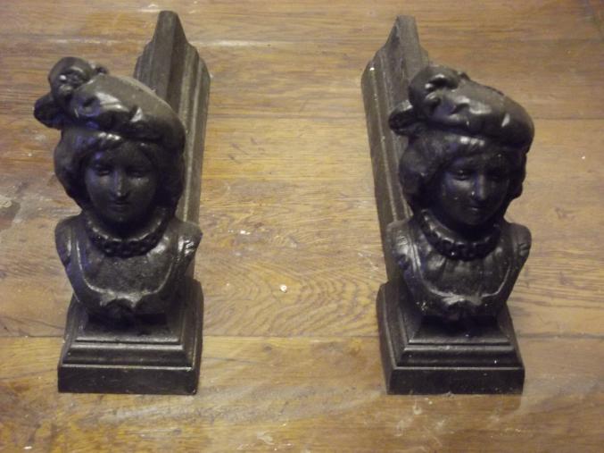 Plaque de cheminee et chenets