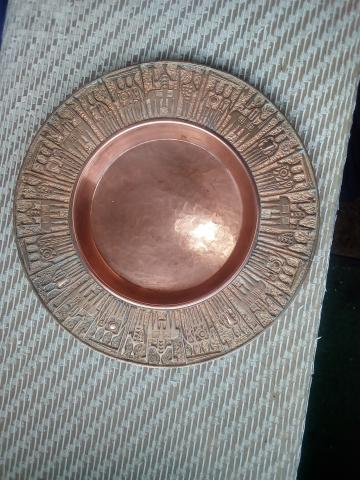 Belle assiette en cuivre rouge