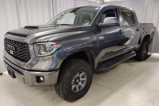 Toyota Tundra Crewmax 5,7 L V8, 4x4, croisière adaptative