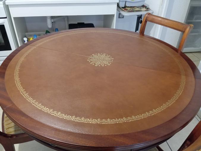 Table Merisier Tres bon Etat avec ses 4 Chaises