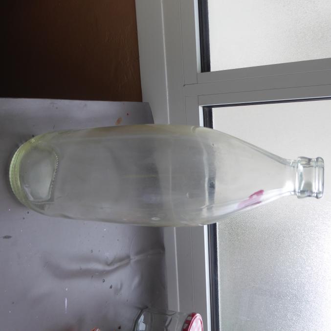 48 bouteilles vides de jus de pommes et 4 casiers à bouteilles en PVC