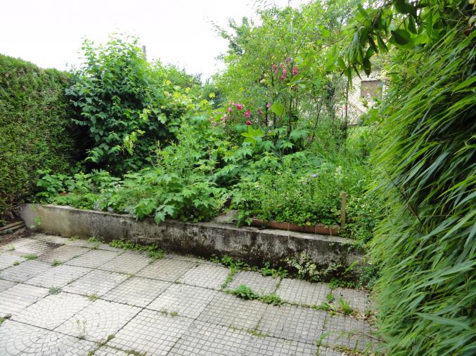 Maison de ville mitoyenne avec petit terrain à Besançon