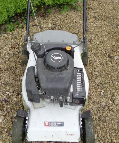 Tondeuse à gazon thermique