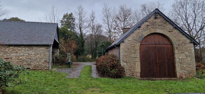 Longère avec 4 dépendances, puits, four à pain sur 4500m2 de terrain