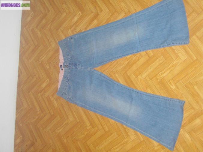 Jean neuf, très évasé T40