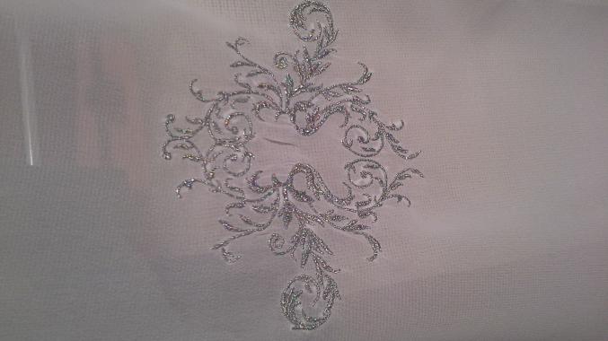 Main et broderie machine.