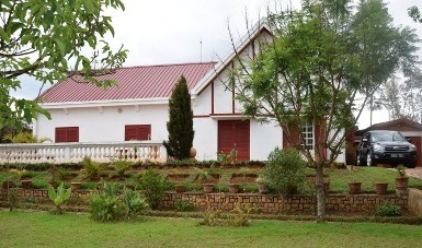 A VENDRE SUPERBE VILLA BASSE MEUBLÉE AVEC BEAU JARDIN