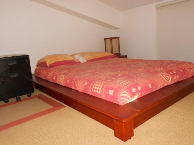 Lit japonais et table de chevet