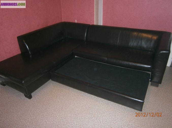 Canapé d'angle convertible noir en simili cuir a 450 euros