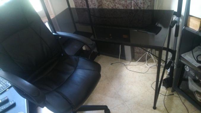 Bureau, fauteuil et imprimante