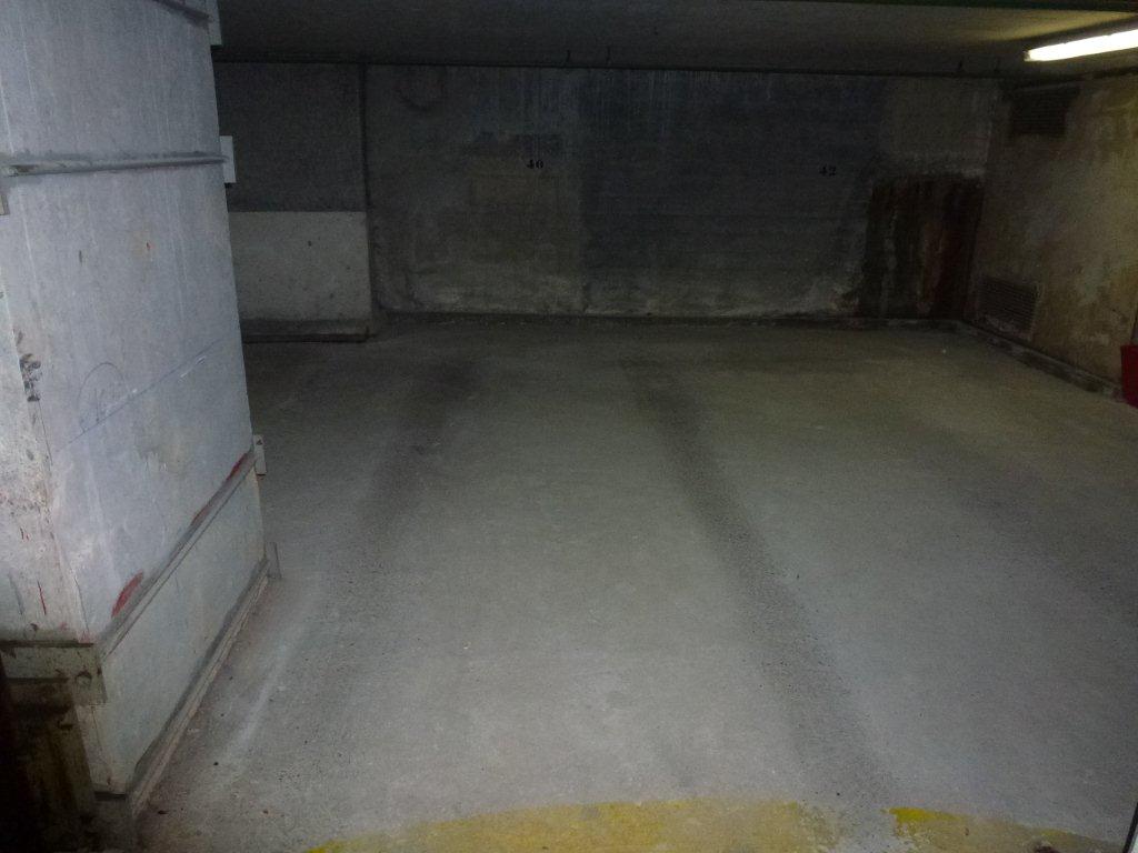 Paris 8ème - PARKING - angle Hoche / Fbg St Honoré