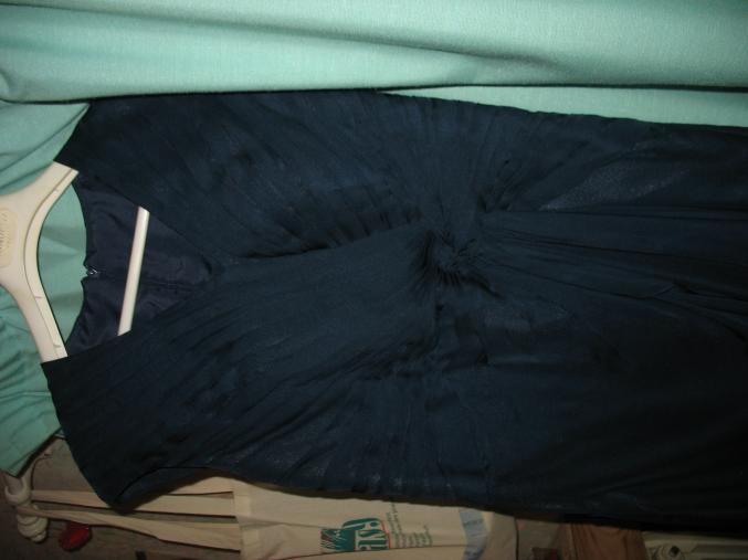 Très belle robe fourreau bleu marine doublée, servi une fois