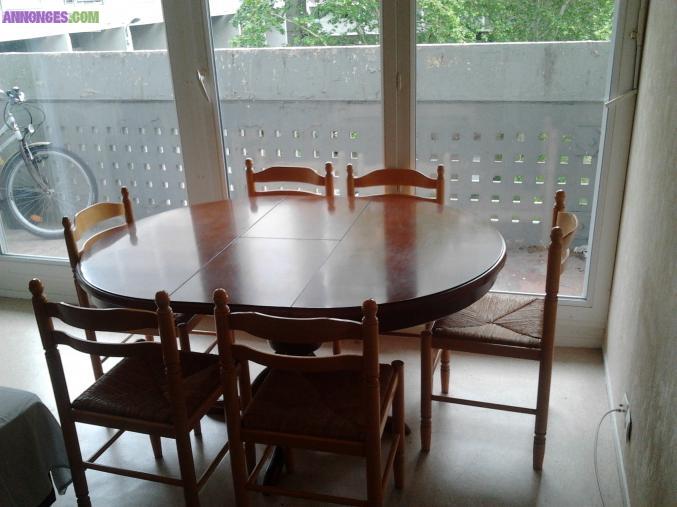 Table, table basse, bureau Très bon état.