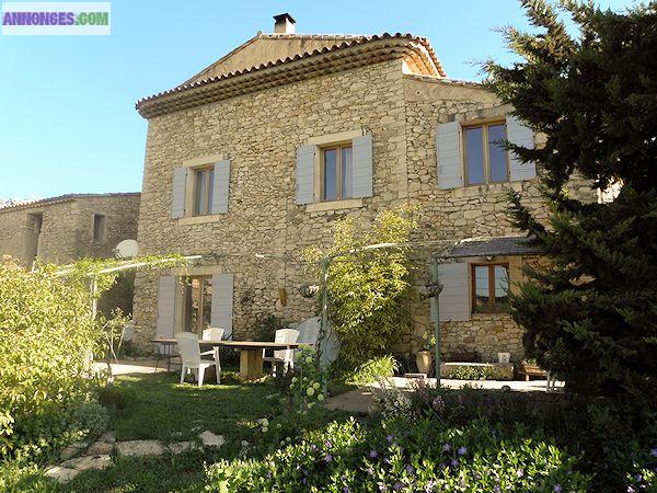 Vente maison de hameau avec jardin et piscine en Provence