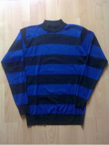 Pull rayé bleu et noir 