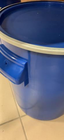Futs en plastique 25 litres 10€ unité