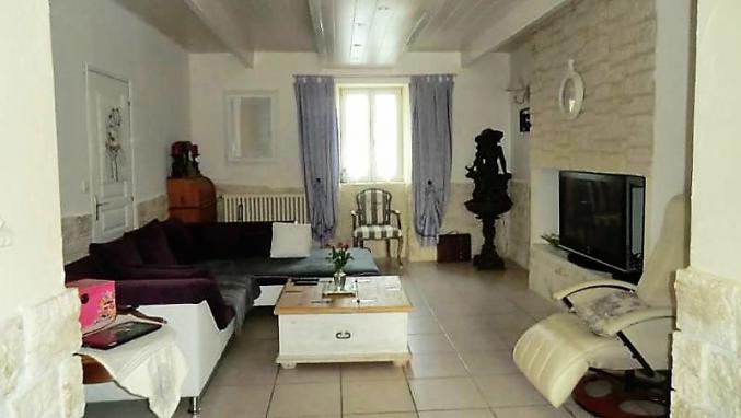 Maison spacieuse entièrement rénovée plein centre Pleyben