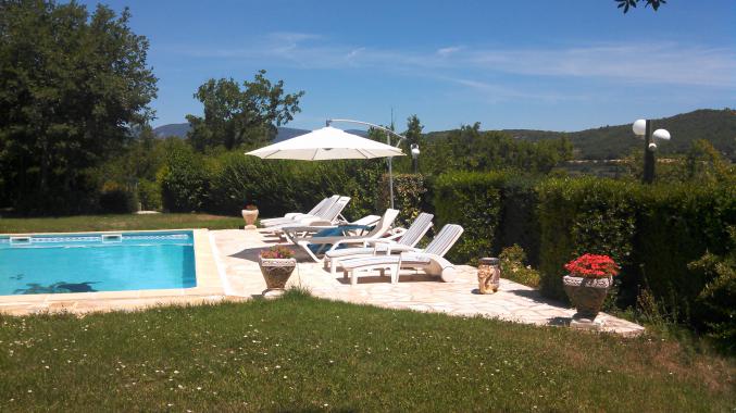 MAISON SEULE AVEC PISCINE PRIVEE EN CAMPAGNE DU LUBERON
