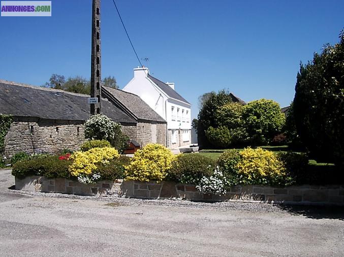 Maison avec dépendances et terrain