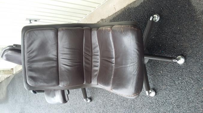 Chaise cuir années 740 BE