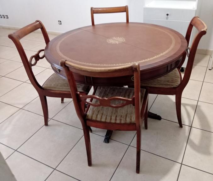 Table Merisier Tres bon Etat avec ses 4 Chaises 
