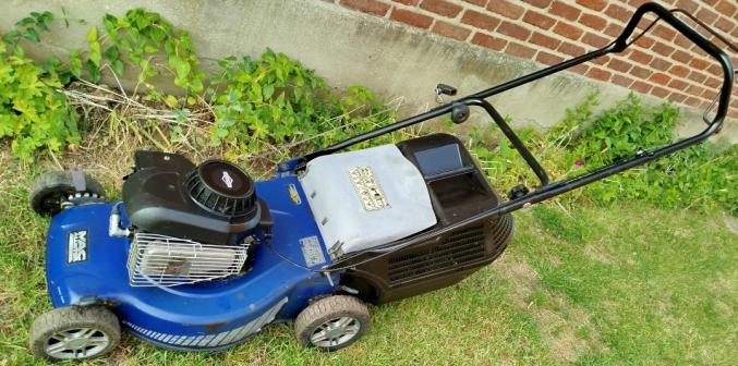 Tondeuse à gazon et scarificateur