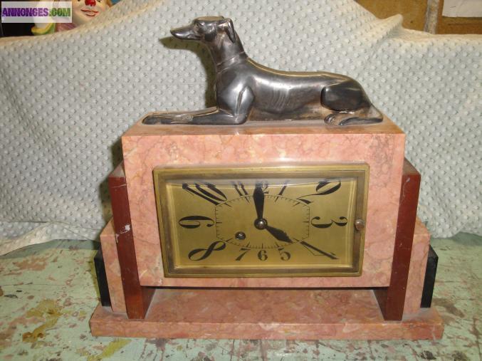 Horloge en marbre rose