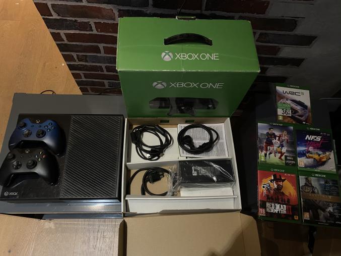 Xbox one 500Go + 5 jeux + manettes