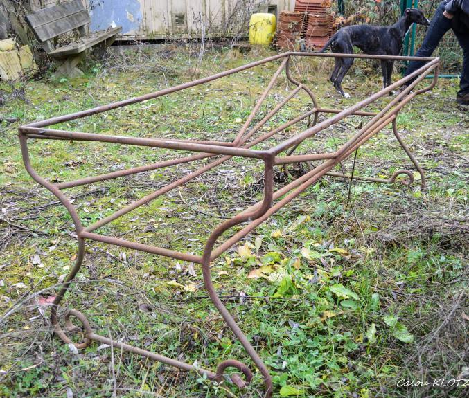 Magnifique table en travertin pierre naturelle et son pied en fer forgé artisanal