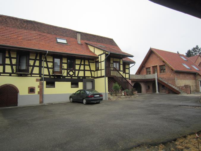 Ensemble de 2 maisons + local commercial