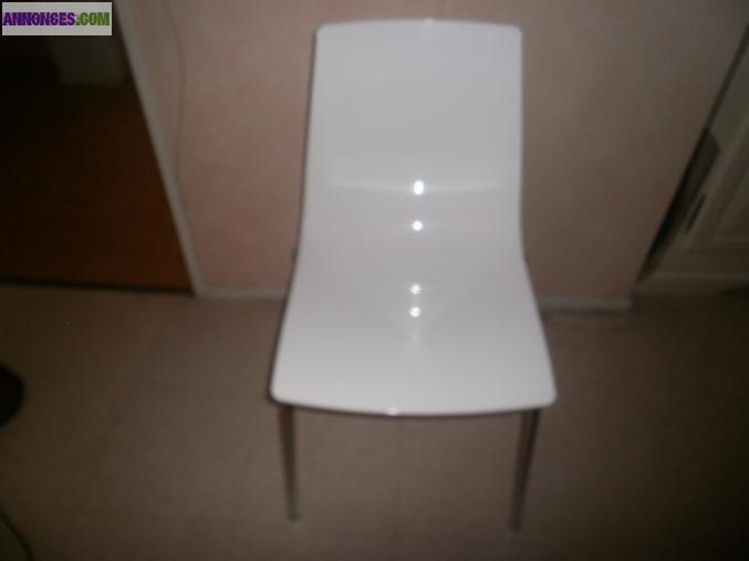 Vend 4 chaises blanches de cuisine neuve