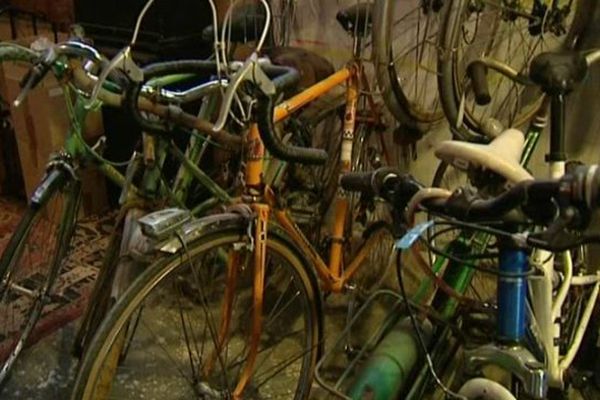 Vieux  VELOS  A  REPARER