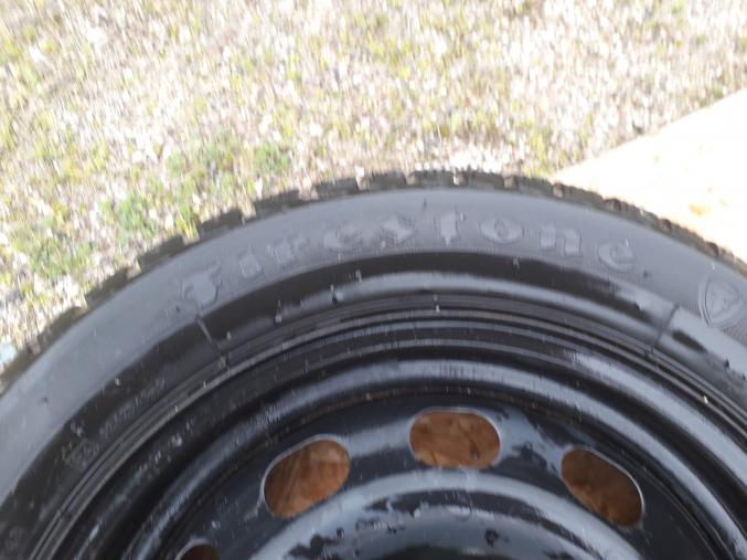 Propose 5 roues complètes dont 4 sont équipées de pneus neige et la cinquième d'un pneu été neuf