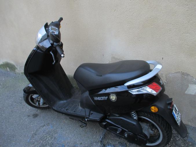 Scooter vivacity roland garros noir et chromes