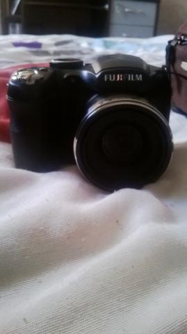 Appareil photo Fujifilm S2950 et sa pochette