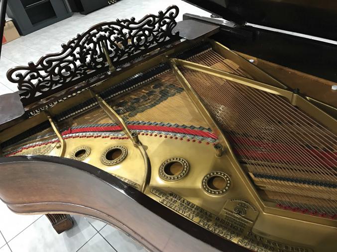 Piano ancien Steinway & Sons 1/4 queue en acajou