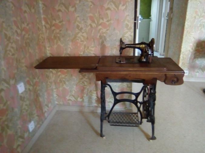 MACHINE A COUDRE ANCIENNE A SABOT