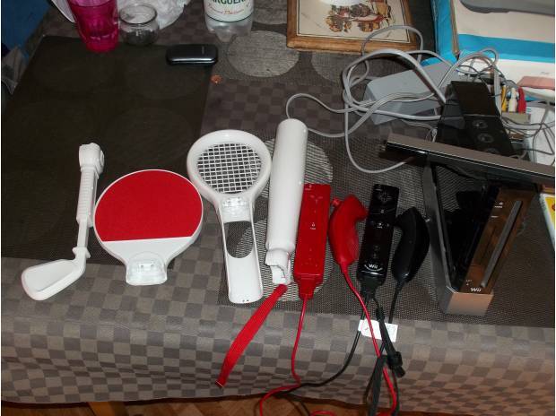 Console wii ,2 manettes, jeux,plateau wii fit