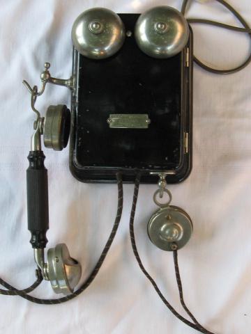 Ancien télèphone mural