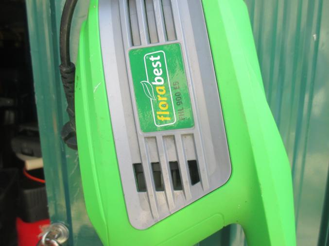 UNE DEBROUSAILLEUSE DE LA MARQUE FLORABEST