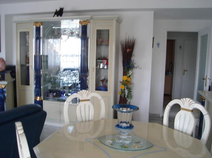 Vend, salon ,salle a manger,chambre a coucher.